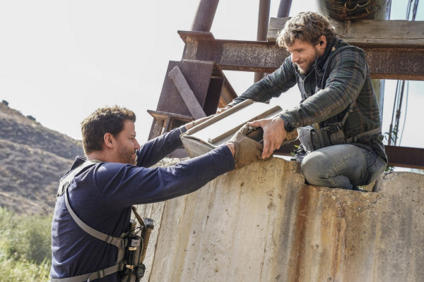Max Thieriot - Seal Team (2018) 1x11 &#039;Containment&#039;