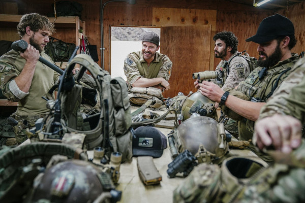 Max Thieriot - Seal Team (2018) 1x13 &#039;Getaway Day&#039;