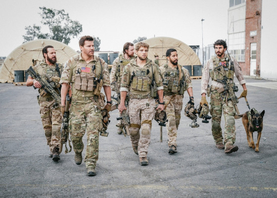 Max Thieriot - Seal Team (2018) 1x13 &#039;Getaway Day&#039;