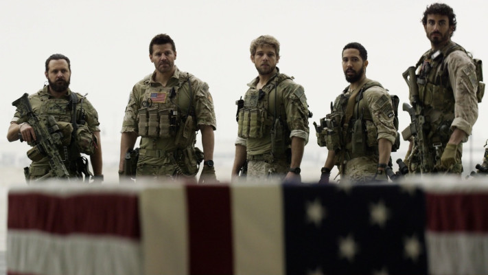 Max Thieriot - Seal Team (2018) 1x13 &#039;Getaway Day&#039;