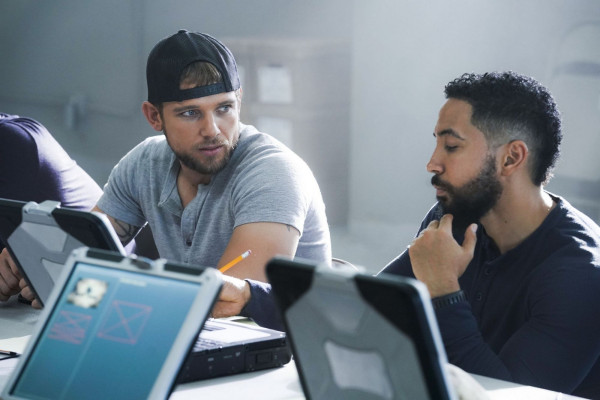 Max Thieriot - Seal Team (2018) 2x06 &#039;Hold What You Got&#039;