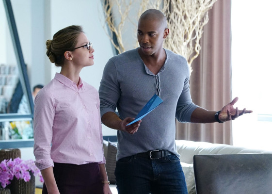 MELISSA BENOIST - SUPERGIRL S01E01 