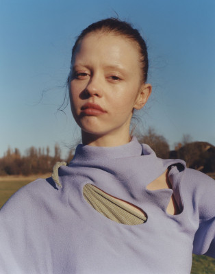 Mia Goth 