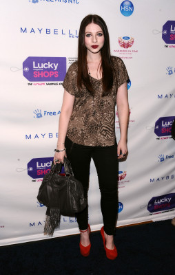 photo 22 in Michelle Trachtenberg gallery [id311540] 2010-11-10 00:00:00