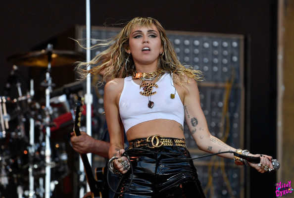 Miley Cyrus pic #1192350
