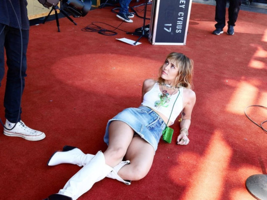 Miley Cyrus pic #1180100