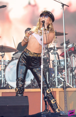 Miley Cyrus pic #1192351