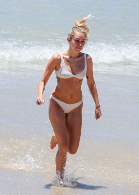 Miley Cyrus pic #1031175