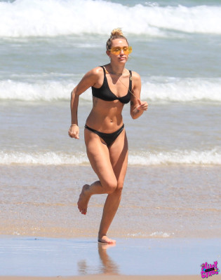 Miley Cyrus pic #1031184