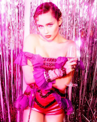 Miley Cyrus pic #1047739