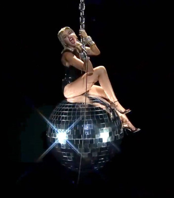 Miley Cyrus - &#039;2020 MTV Video Music Awards&#039; in New York (Show) | 30.08.2020