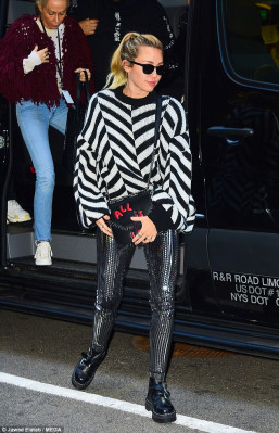 Miley Cyrus pic #1036086