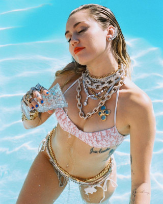 Miley Cyrus – Photoshoot March 2019