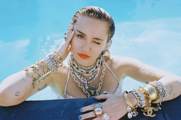 Miley Cyrus – Photoshoot March 2019
