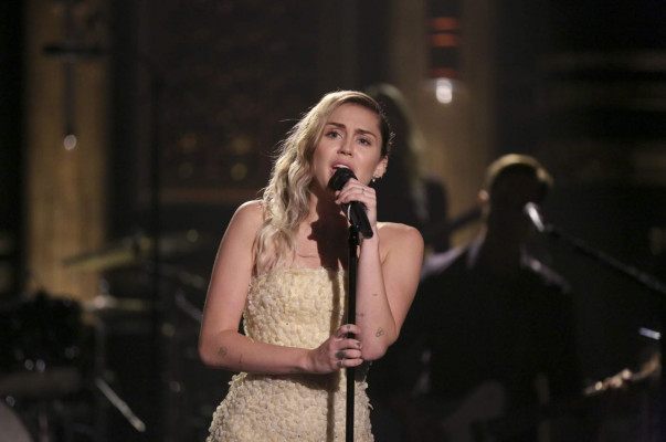 Miley Cyrus – Jimmy Fallon’s Tonight Show in NYC 