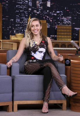 Miley Cyrus – Jimmy Fallon’s Tonight Show in NYC 