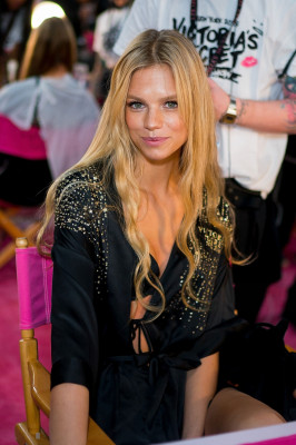 Nadine Leopold – 2018 Victoria’s Secret Fashion Show Backstage in NYC