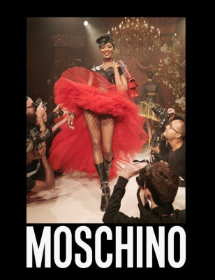 Наоми Кэмпбелл в рекламной кампании Moschino весна лето 2018