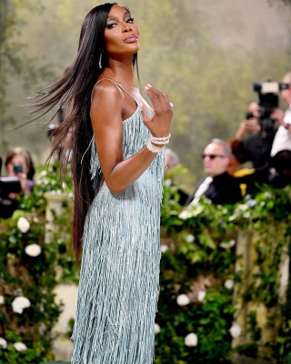 Naomi_Campbell_in_Burberry