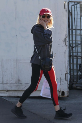 Natalia Dyer in Tights – Shopping at Bristol Farms in Beverly Hills