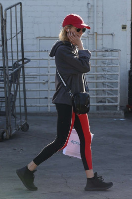 Natalia Dyer in Tights – Shopping at Bristol Farms in Beverly Hills