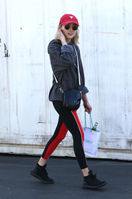 Natalia Dyer in Tights – Shopping at Bristol Farms in Beverly Hills