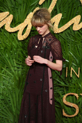 Natalia Dyer – 2017 Fashion Awards in London
