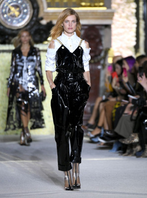 Natalia Vodianova – Walks Balmain Fashion Show in Paris