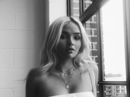 Natalie Alyn Lind – Social Media