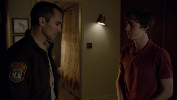 Nestor Carbonell - Bates Motel (2013) 1x01 &#039;First You Dream, Then You Die&#039;