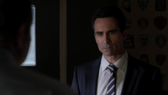 Nestor Carbonell - Ringer (2011) 1x04 &#039;It&#039;s Gonna Kill Me, But I&#039;ll Do It&#039;