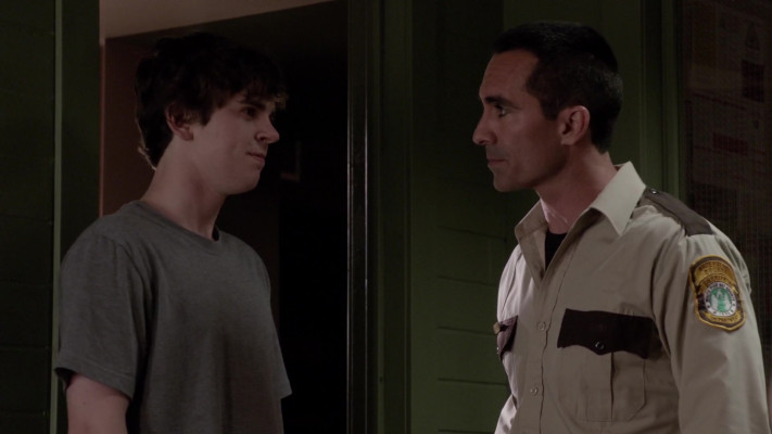 Nestor Carbonell - Bates Motel (2014) 2x07 &#039;Presumed Innocent&#039;