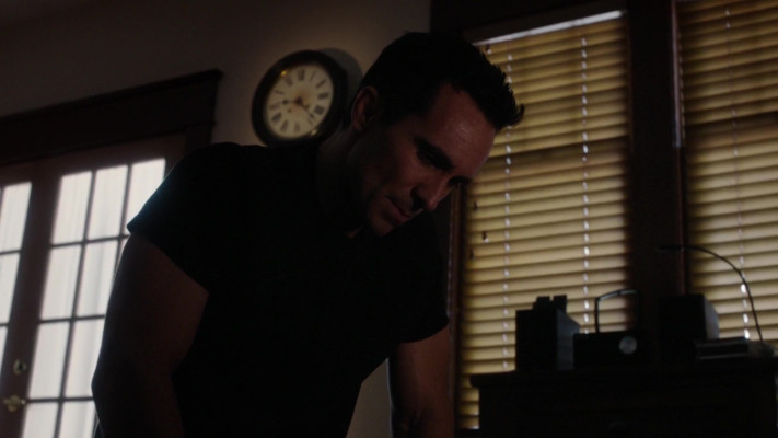 Nestor Carbonell - Bates Motel (2016) 4x01 &#039;A Danger to Himself and Others&#039;