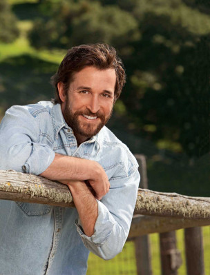 photo 5 in Noah Wyle gallery [id286717] 2010-08-18 00:00:00