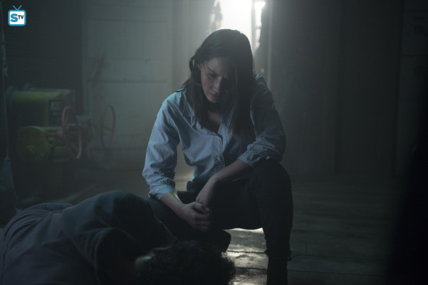 Olivia Munn - Six (2018) 2x01 &#039;Critical&#039;