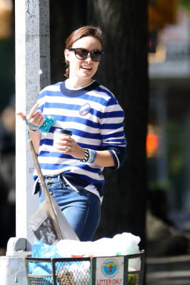 Olivia Wilde – Walking Her Dog in a Park in NYC