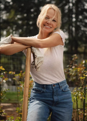 Pamela Anderson – Pamela’s Garden of Eden Promos