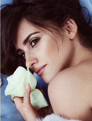 Penélope Cruz – Vanidades Magazine Chile – August 2017 Issue