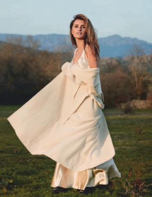 Penélope Cruz by Nico Bustos for Vogue España // 2021