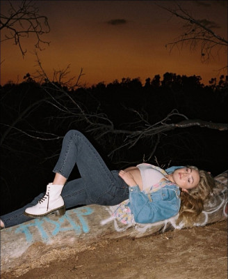 PEYTON ROI LIST at a Photoshoot, November 2019