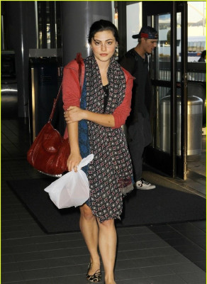 Phoebe Tonkin pic #499746