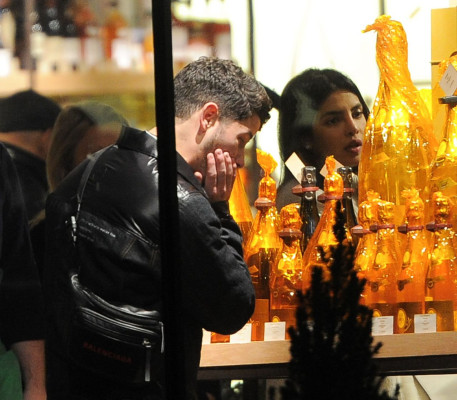 Priyanka Chopra and Nick Jonas – Christmas Shopping in London