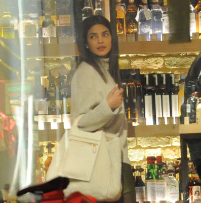 Priyanka Chopra and Nick Jonas – Christmas Shopping in London