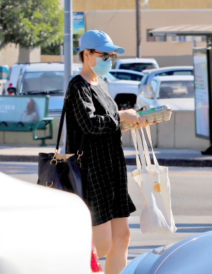 Rachel McAdams - Heads to a grocery store  in Los Angeles 08.07.2020