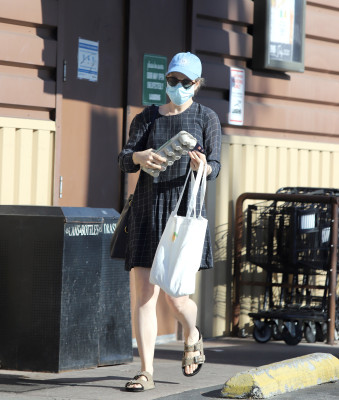 Rachel McAdams - Heads to a grocery store  in Los Angeles 08.07.2020