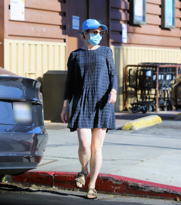 Rachel McAdams - Heads to a grocery store  in Los Angeles 08.07.2020