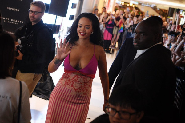 Rihanna - Fenty Beauty Tour in Singapore 10/01/2018