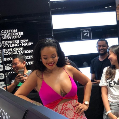 Rihanna - Fenty Beauty Tour in Singapore 10/01/2018