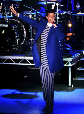 photo 25 in Rihanna gallery [id584852] 2012-11-23 00:00:00