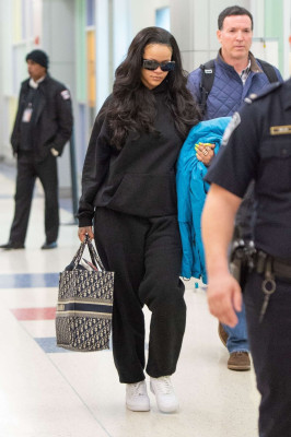 Rihanna - JFK Airport in New York 04/12/2019